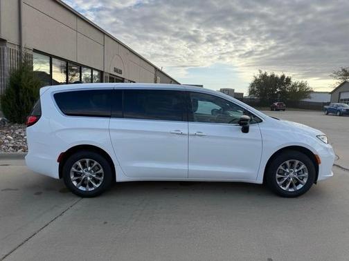 2026 Chrysler Pacifica Select AWD