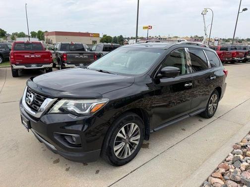 Black 2018 Nissan Pathfinder SL