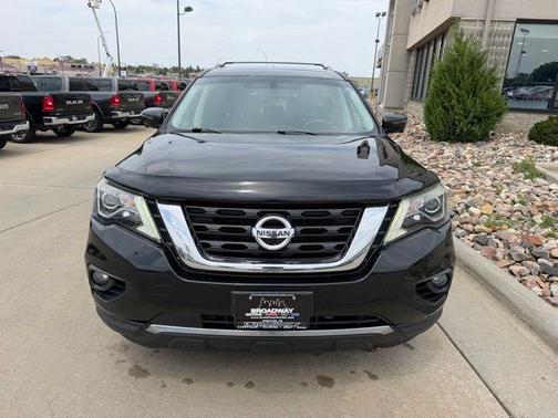 Black 2018 Nissan Pathfinder SL