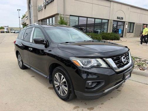 Black 2018 Nissan Pathfinder SL
