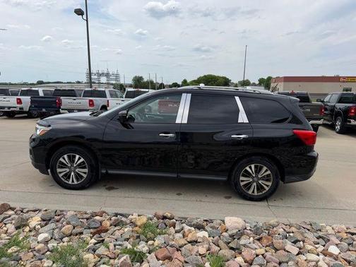 Black 2018 Nissan Pathfinder SL