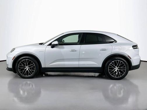Ice Grey Metallic 2025 Porsche Macan