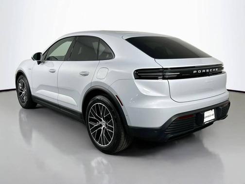 Ice Grey Metallic 2025 Porsche Macan