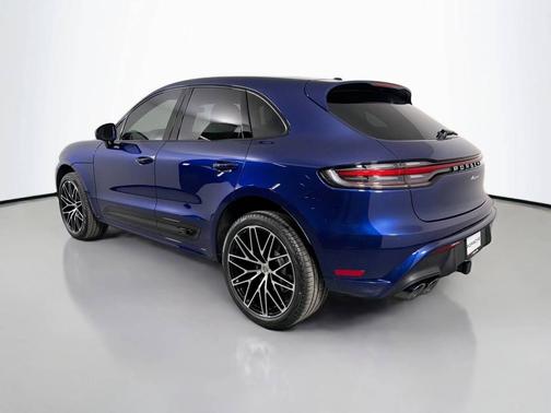 Gentian Blue Metallic 2026 Porsche Macan