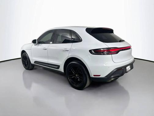 Carrara White Metallic 2022 Porsche Macan