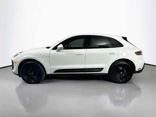 Carrara White Metallic 2022 Porsche Macan