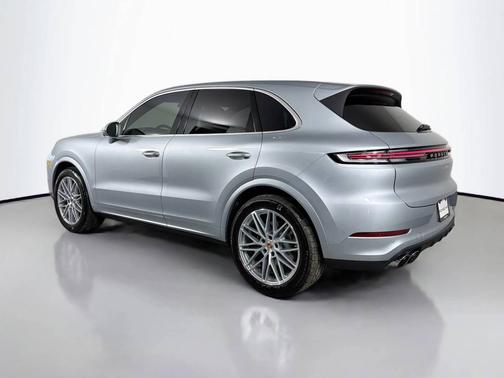 Dolomite Silver Metallic 2026 Porsche Cayenne