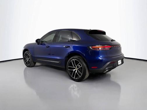 Gentian Blue Metallic 2026 Porsche Macan