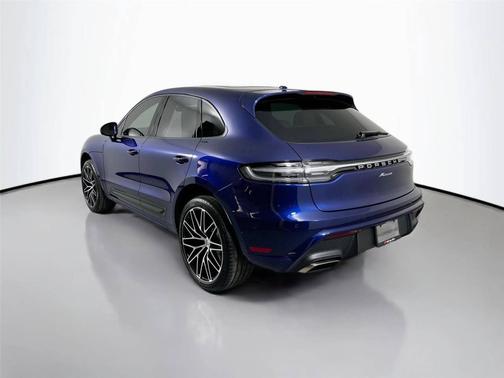 Gentian Blue Metallic 2026 Porsche Macan