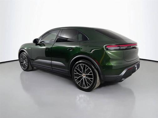 Oak Green Metallic Neo 2026 Porsche Macan