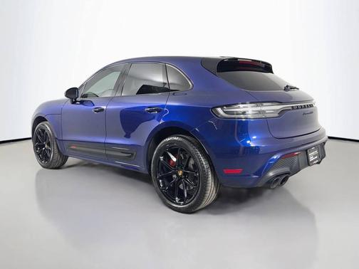 Gentian Blue Metallic 2023 Porsche Macan