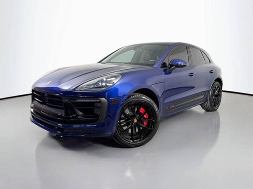 Gentian Blue Metallic 2023 Porsche Macan