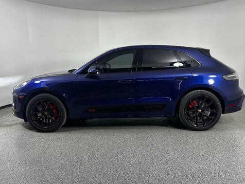 Gentian Blue Metallic 2023 Porsche Macan
