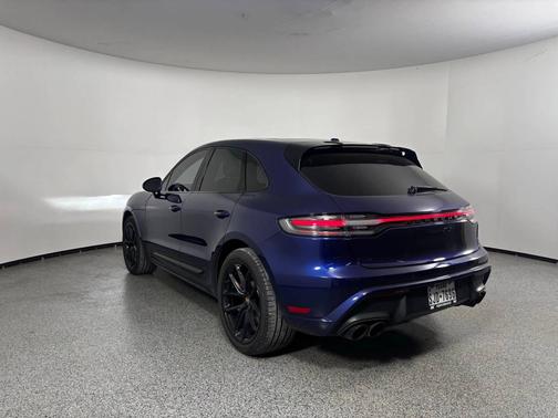 Gentian Blue Metallic 2023 Porsche Macan