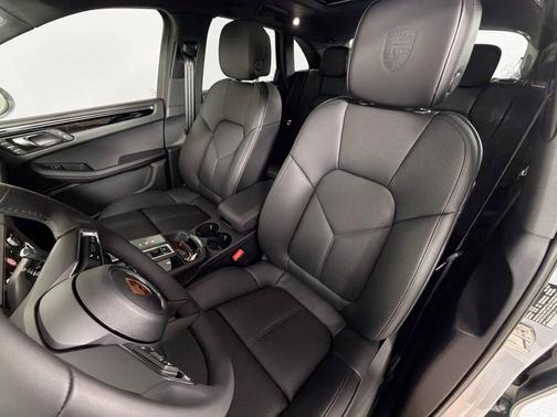 Dolomite Silver Metallic 2026 Porsche Macan
