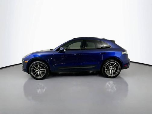 Gentian Blue Metallic 2026 Porsche Macan