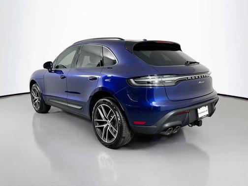 Gentian Blue Metallic 2026 Porsche Macan