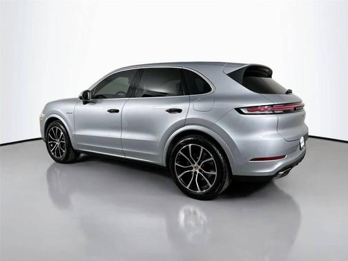 Dolomite Silver Metallic 2026 Porsche Cayenne