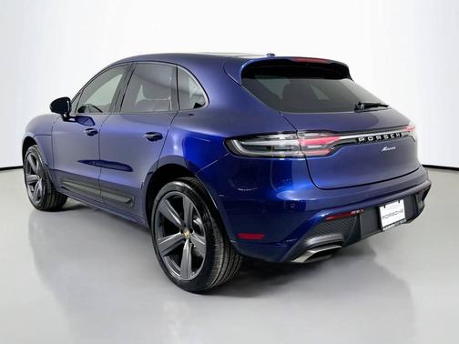 Gentian Blue Metallic 2026 Porsche Macan