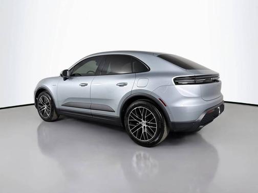 Dolomite Silver Metallic 2026 Porsche Macan