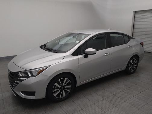 Brilliant Silver Metallic 2024 Nissan Versa 1.6 SV