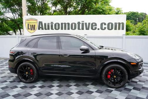 Black 2023 Porsche Cayenne Cayenne