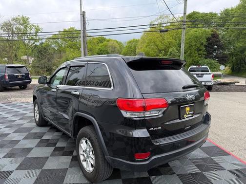 Diamond Black Crystal Pearlcoat 2019 Jeep Grand Cherokee Laredo