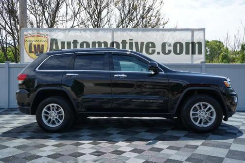 Diamond Black Crystal Pearlcoat 2019 Jeep Grand Cherokee Laredo
