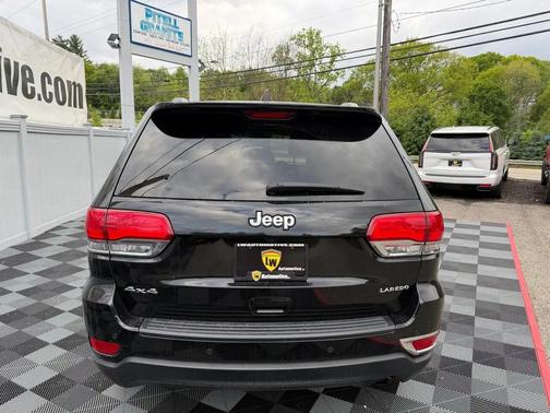 Diamond Black Crystal Pearlcoat 2019 Jeep Grand Cherokee Laredo