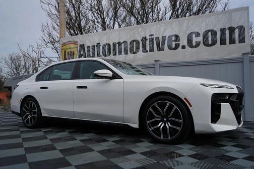 Alpine White 2023 BMW 760 i xDrive