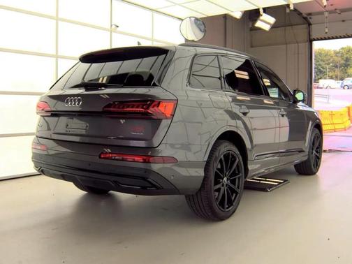 2022 Audi Q7 55 Premium Plus