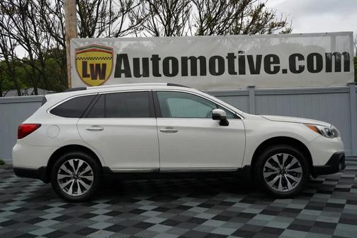 Crystal White Pearl 2017 Subaru Outback 3.6R Touring