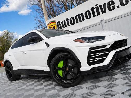 White 2022 Lamborghini Urus AWD