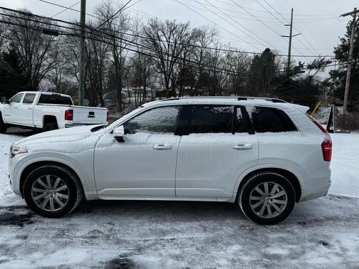 2016 Volvo XC90 T6 Momentum