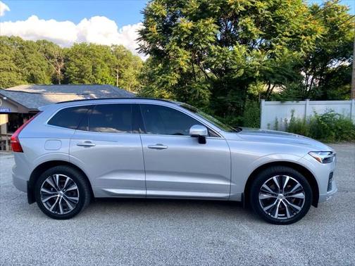 2022 Volvo XC60 B5 Momentum