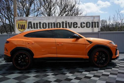 Arancio Borealis Pearl 2022 Lamborghini Urus Pearl Capsule