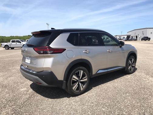 Champagne Silver Metallic/Super Black 2021 Nissan Rogue SL