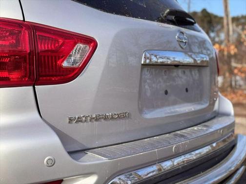 2017 Nissan Pathfinder SL