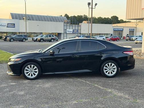 Midnight Black Metallic 2018 Toyota Camry LE