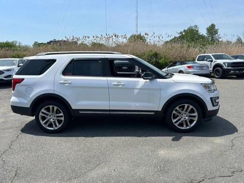 White Platinum Metallic Tri-Coat 2017 Ford Explorer sport