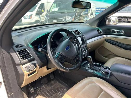 White Platinum Metallic Tri-Coat 2017 Ford Explorer sport