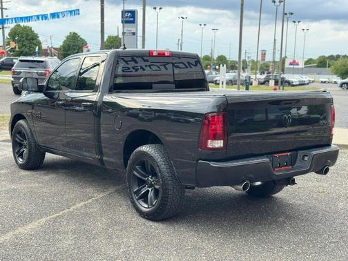 Brilliant Black Crystal Pearlcoat 2016 RAM 1500 Sport
