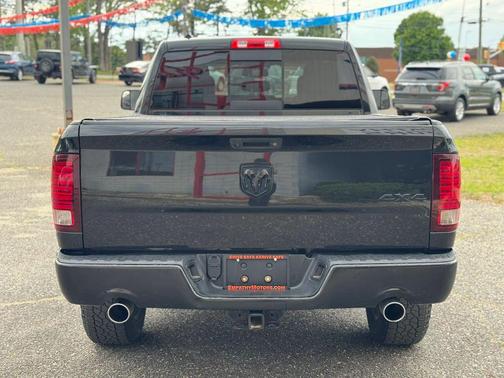 Brilliant Black Crystal Pearlcoat 2016 RAM 1500 Sport