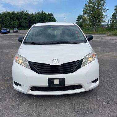 Super White 2017 Toyota Sienna SE