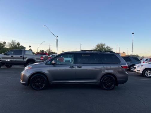 2015 Toyota Sienna LE.