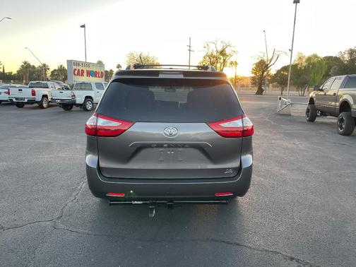 2015 Toyota Sienna LE.
