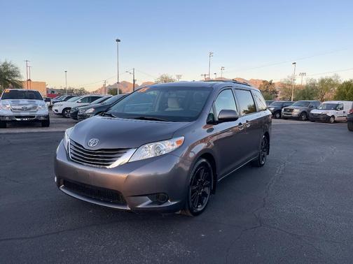 2015 Toyota Sienna LE.