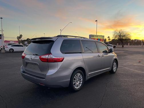 2017 Toyota Sienna XLE