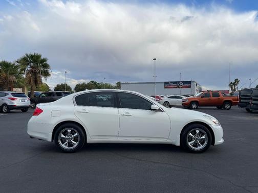 2011 INFINITI G37x Base