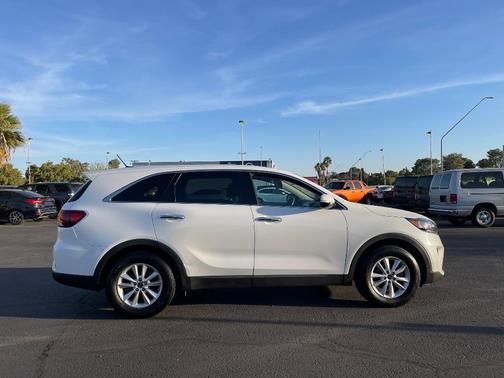 White 2019 Kia Sorento LX
